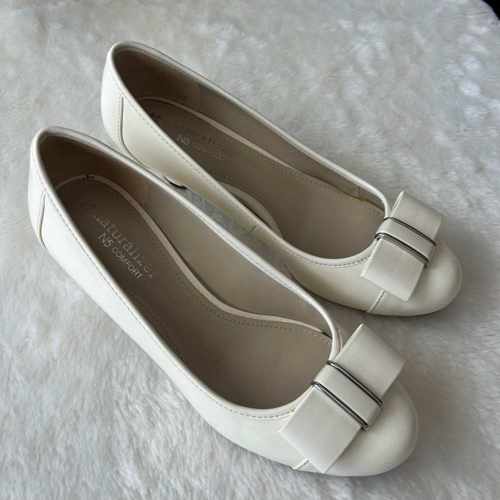 Naturalizer Kitten Heel Pumps Womens 5 Cream Bow Patent Leather Comfort